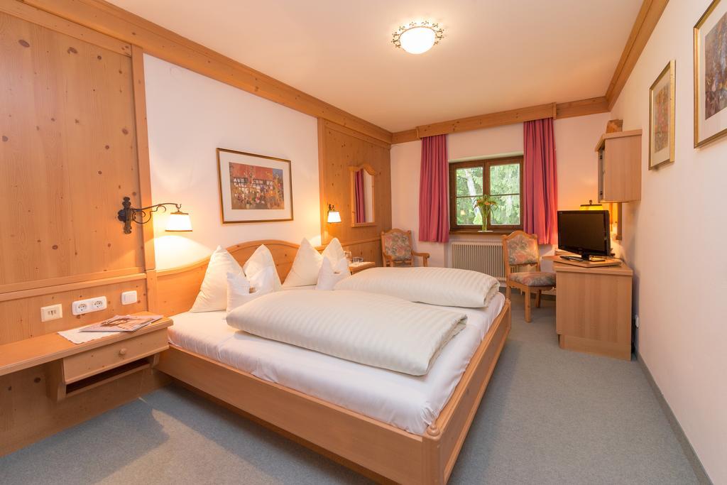 Der Erlhof Restaurant & Landhotel Целль-ам-Зе Номер фото